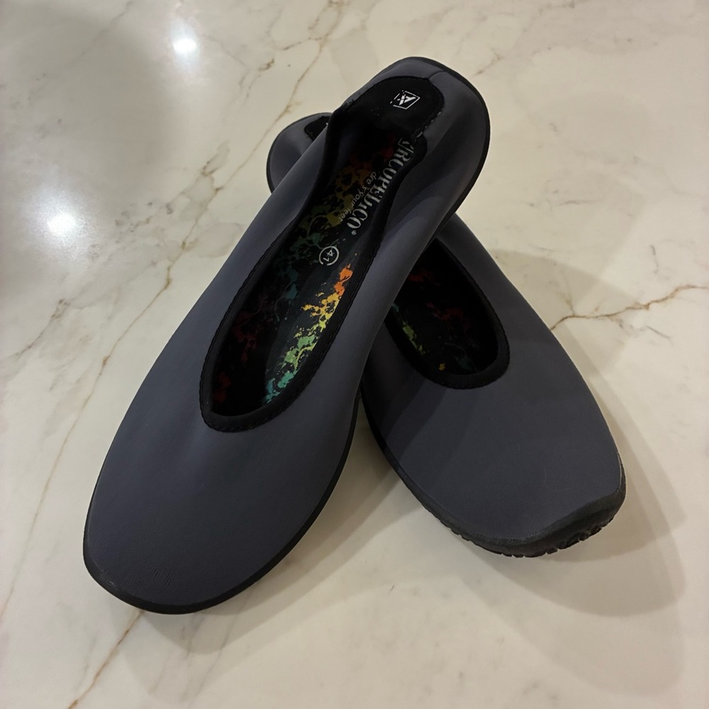 Size 10 (41 European) grey Women's Slip on Arcopedico. EUC - almost new!